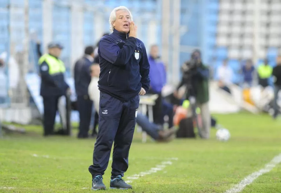 UN GRAN RECUERDO. El “Chulo” Rivoira, junto a sus dirigidos y auxiliares, festejando en el vestuario de Talleres en Córdoba el ascenso a Primera división de Atlético.  la gaceta / FOTO de FRANCO VERA (archivo)