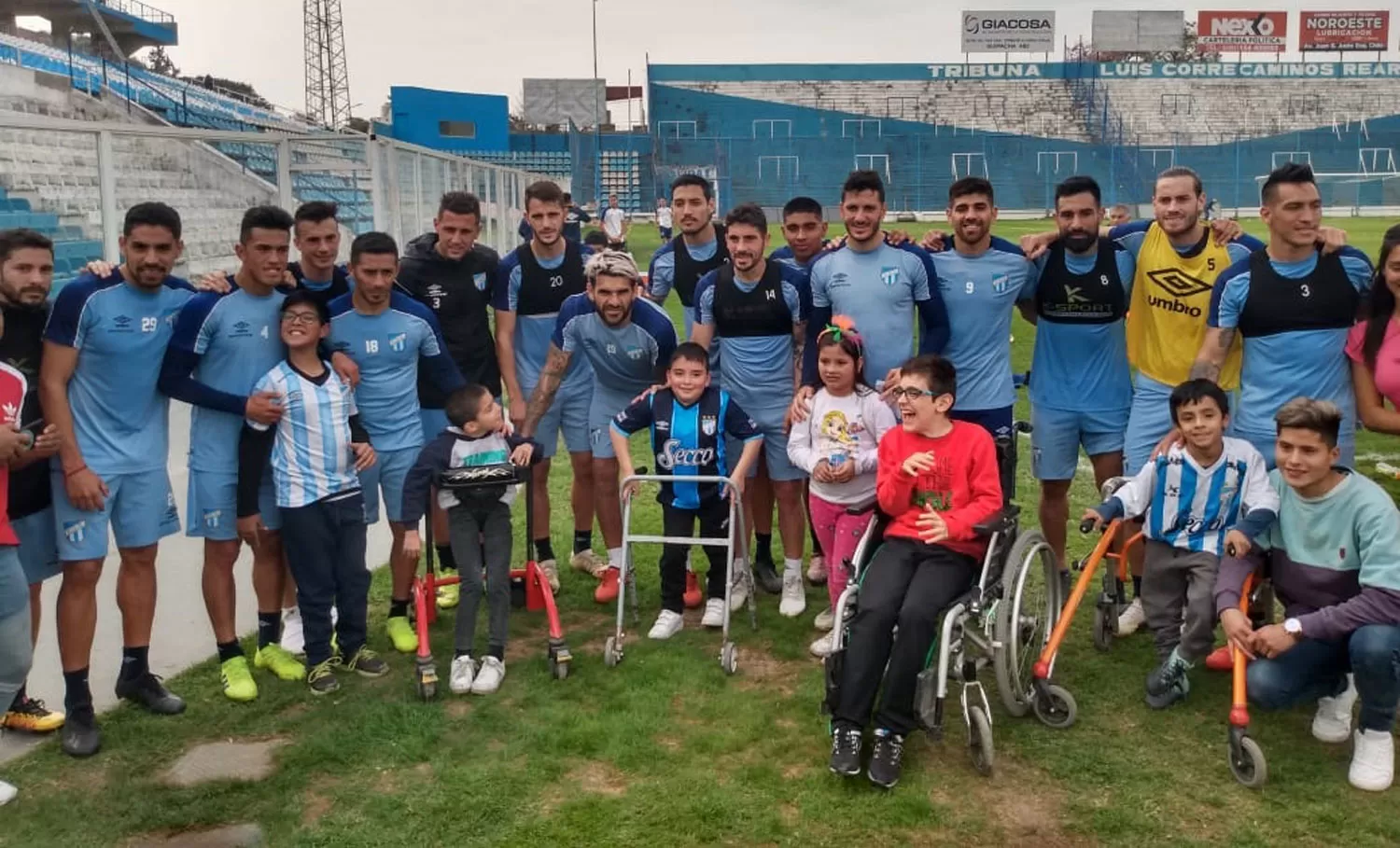 INOLVIDABLE. Los chicos de la escuelita Decano vivieron una tarde maravillosa con el plantel. GENTILEZA PRENSA ATLÉTICO