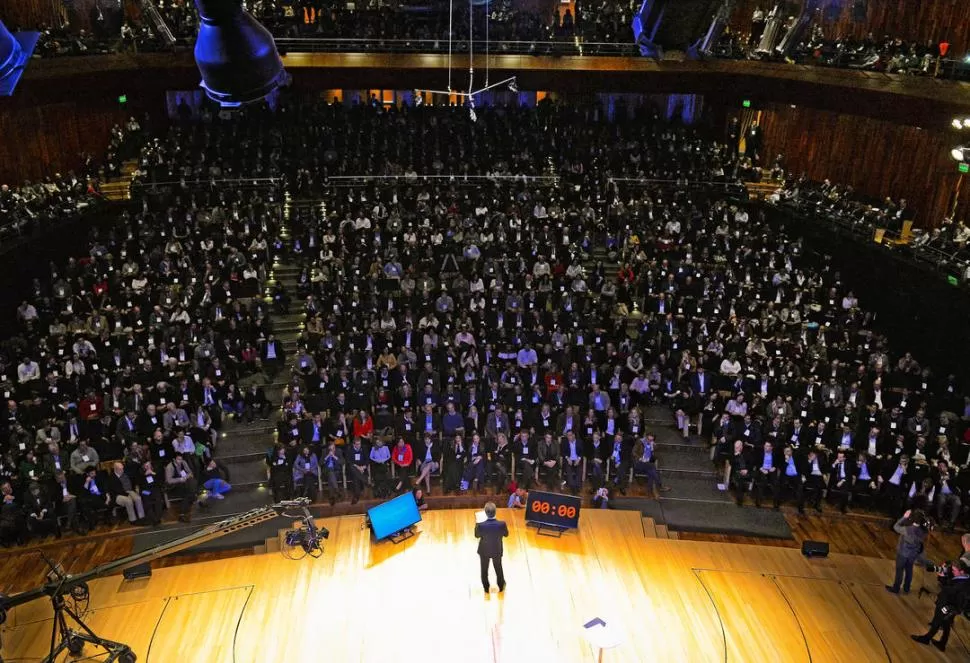 CONVOCATORIA. En el Centro Cultural Kirchner, Macri reunió a funcionarios nacionales, porteños y bonaerenses, con la idea de recomponer la estrategia electoral con vista a octubre. Reclamó ponerse “en el lugar del que no nos votó”.  telam