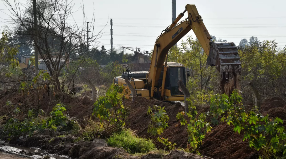 EXCAVADORA. Una máquina remueve la vegetación en el predio cercano al lugar del hallazgo. la gaceta / foto de Ines Quinteros Orio