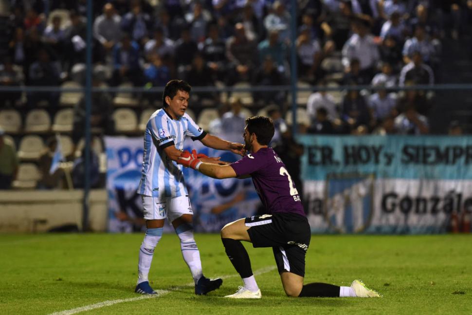 VASELINA. El 14 de setiembre de 2018, Augusto Batalla, arquero de Tigre lo felicitó; había hecho su tercer gol con una definición exquisita.  la gaceta / foto de hector peralta