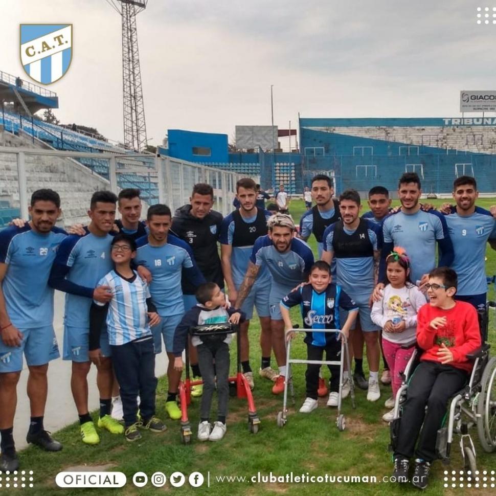 EMOTIVO. Niños de la escuela “Pequeños sueños”, destinada especialmente para los que necesitan andador, presenciaron el ensayo ayer y conocieron al plantel. prensa CAT