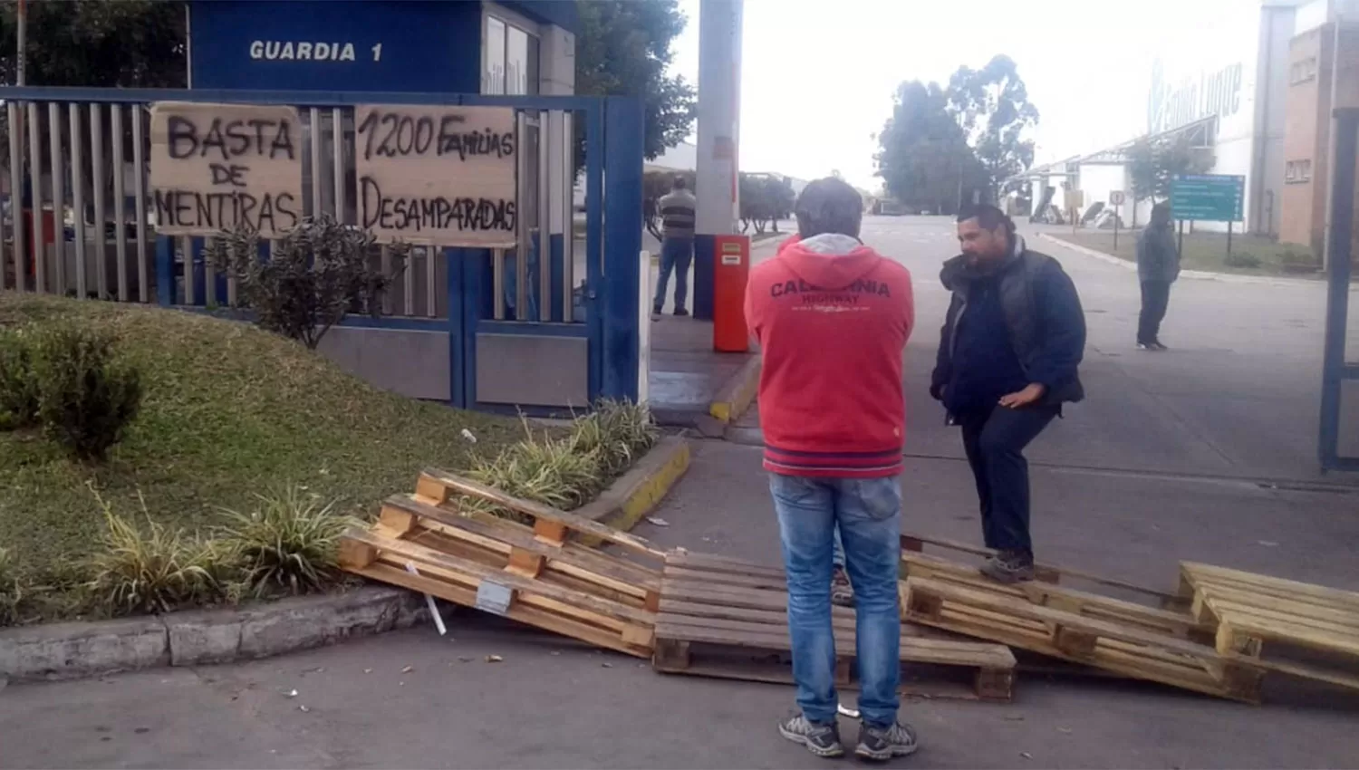 Los trabajadores llegaron este mediodía al supermercado de Los Vázquez. 