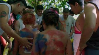 Detrás de La hermandad