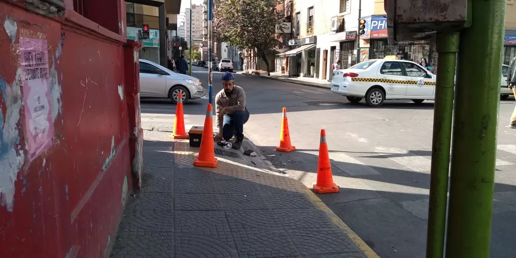 Tras las quejas y la caída de una mujer, arreglan la rampa de San Juan y Muñecas