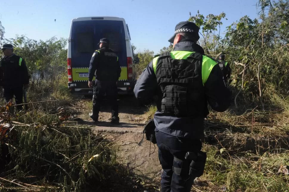 ENTRE LA VEGETACIÓN. Policías realizaron operativos en la zona de monte, ubicada cerca del barrio de la víctima. la gaceta / foto de antonio ferroni