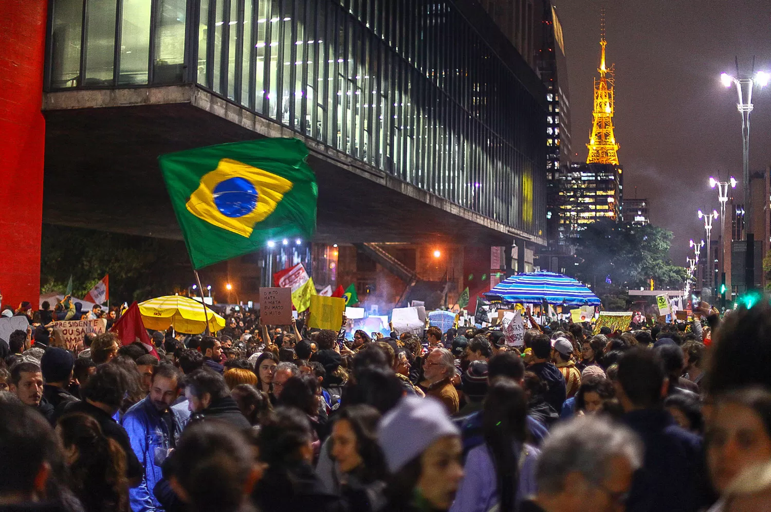 Bolsonaro dijo que el incendio no es pretexto para sanciones y mandó al Ejército al Amazonas