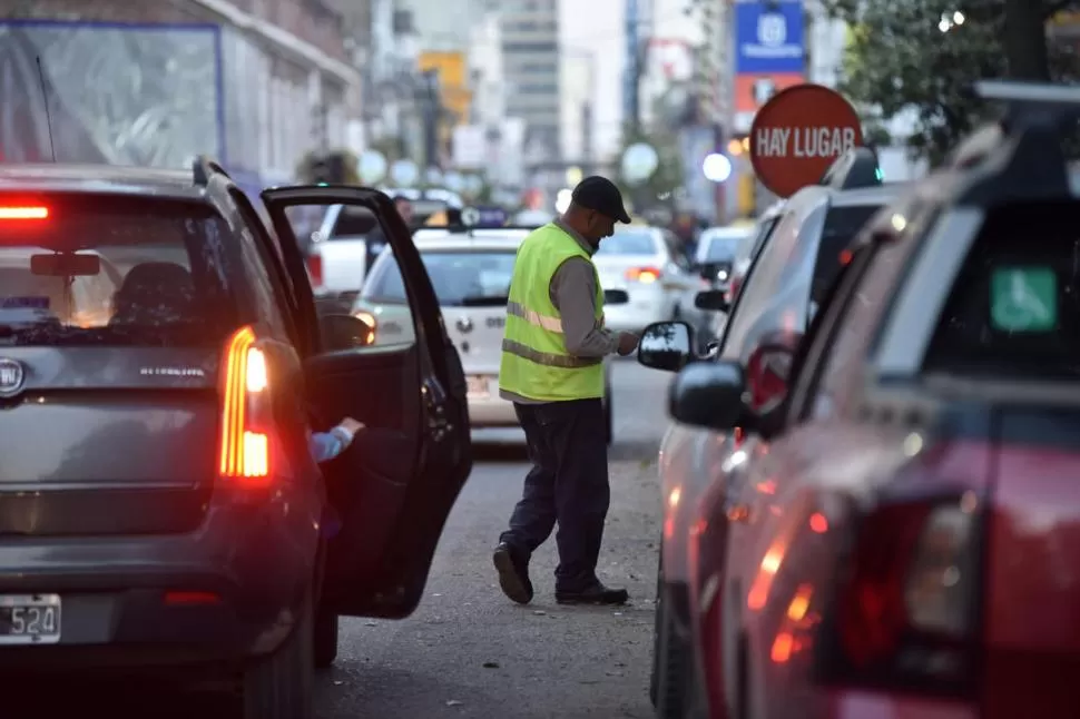 EN LA MIRA. Los automovilistas se quejan de que se extienden las zonas donde hay presencia de “trapitos”. la gaceta / foto de Ines Quinteros Orio