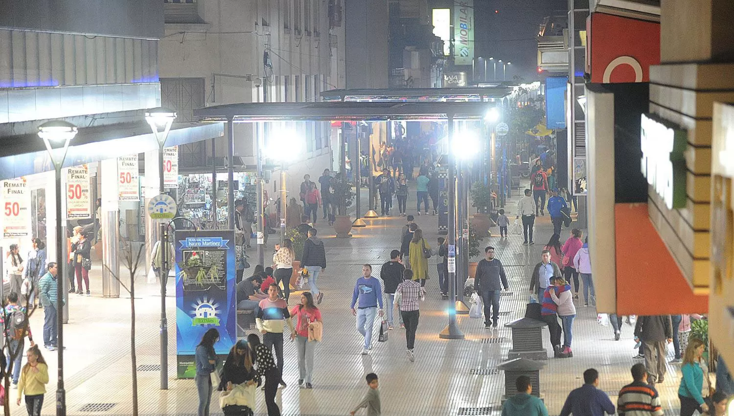 El humo sorprendió a quienes caminaban por las peatonales. LA GACETA/FOTO DE HÉCTOR PERALTA