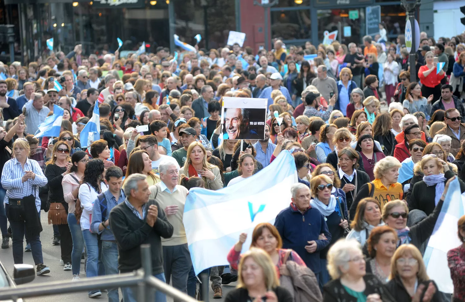 PLAZA INDEPENDENCIA. Marcharon al grito de sí, se puede. 