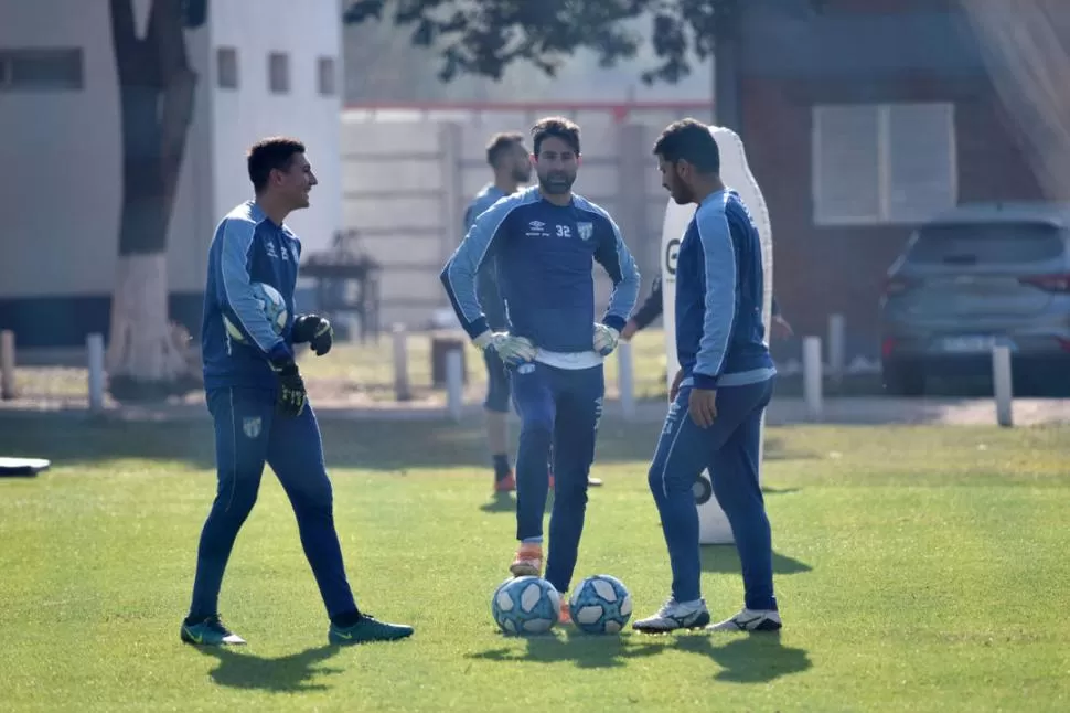 CHARLA. Cristian Lucchetti charla en la práctica con Andrés Jemio, el entrenador de arqueros, y con su colega Daniel Ibáñez; fue antes de hacer fútbol entre los titulares, pensando en el cotejo con Aldosivi.  la gaceta / foto de Ines Quinteros Orio