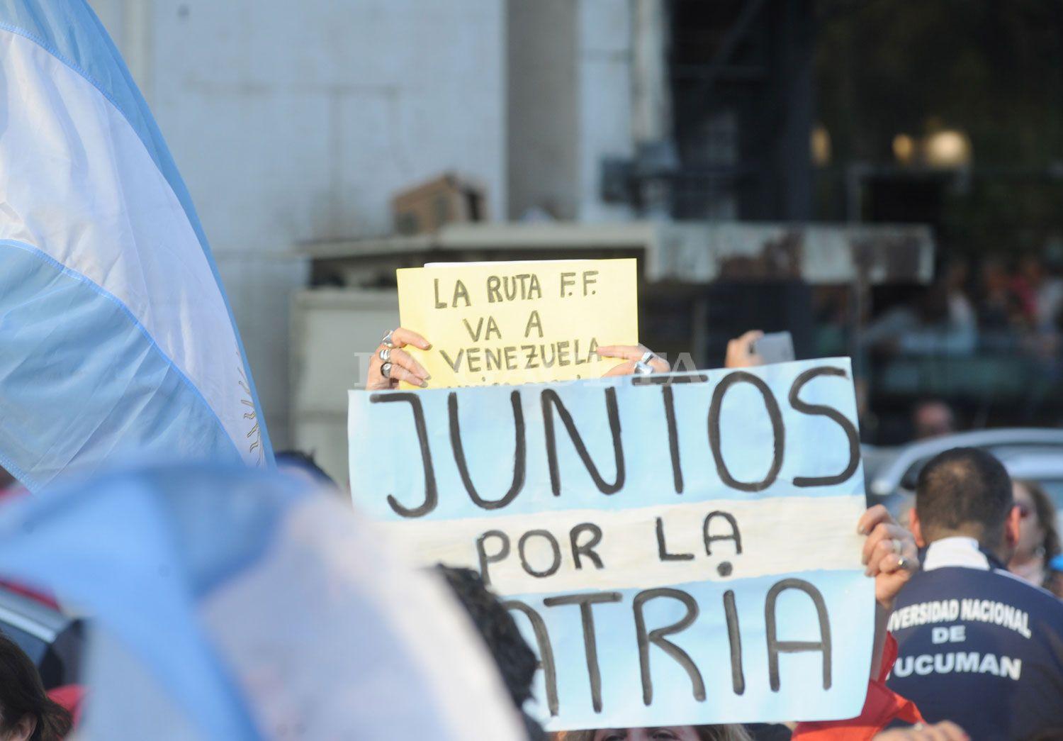 CARTELES A FAVOR DEL GOBIERNO. Llevaron banderas y pancartas.