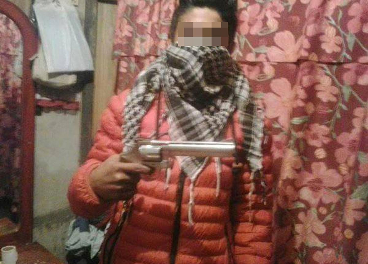 CON UN ARMA. La foto fue publicada por el novio de Dana.