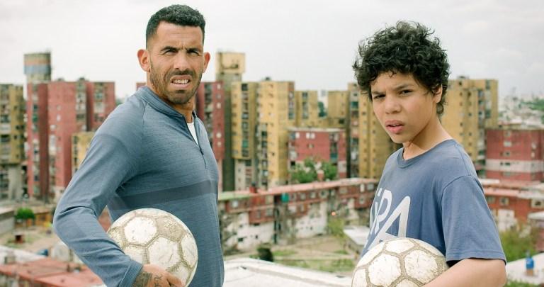 LA IMAGEN OFICIAL. Carlos Tévez aparece con Balthazar Murillo, el actor que le da vida en la serie 