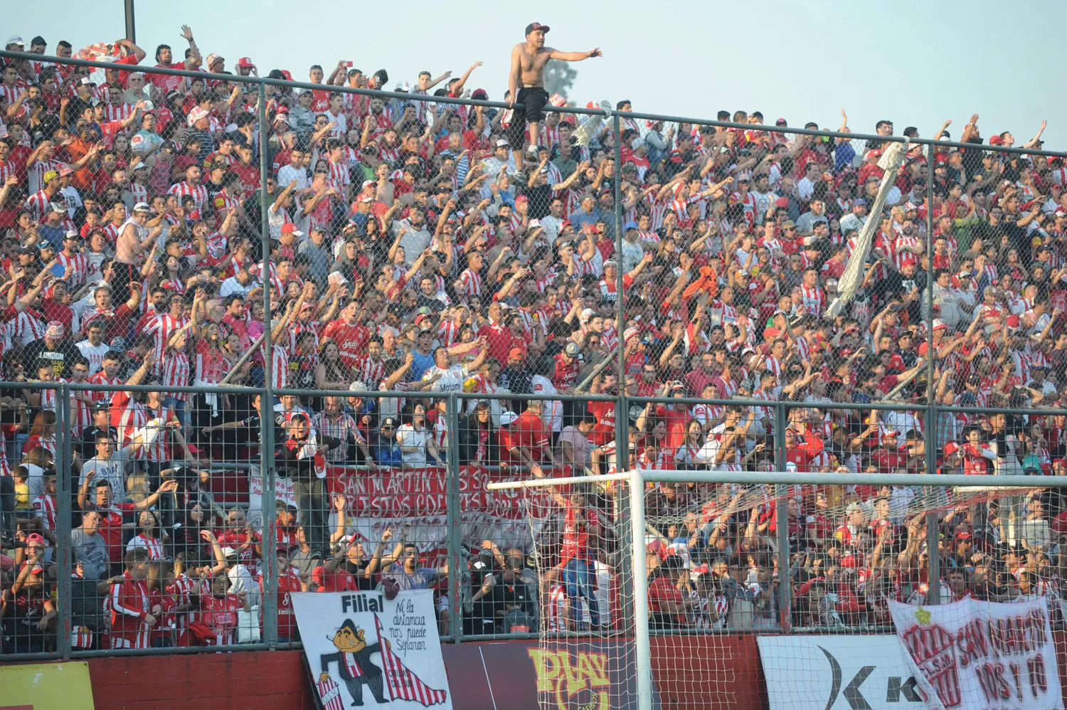 PURA FELICIDAD. Los hinchas volvieron a La Ciudadela, tras cuatro meses sin fútbol, y se fueron felices. LA GACETA / ANTONIO FERRONI