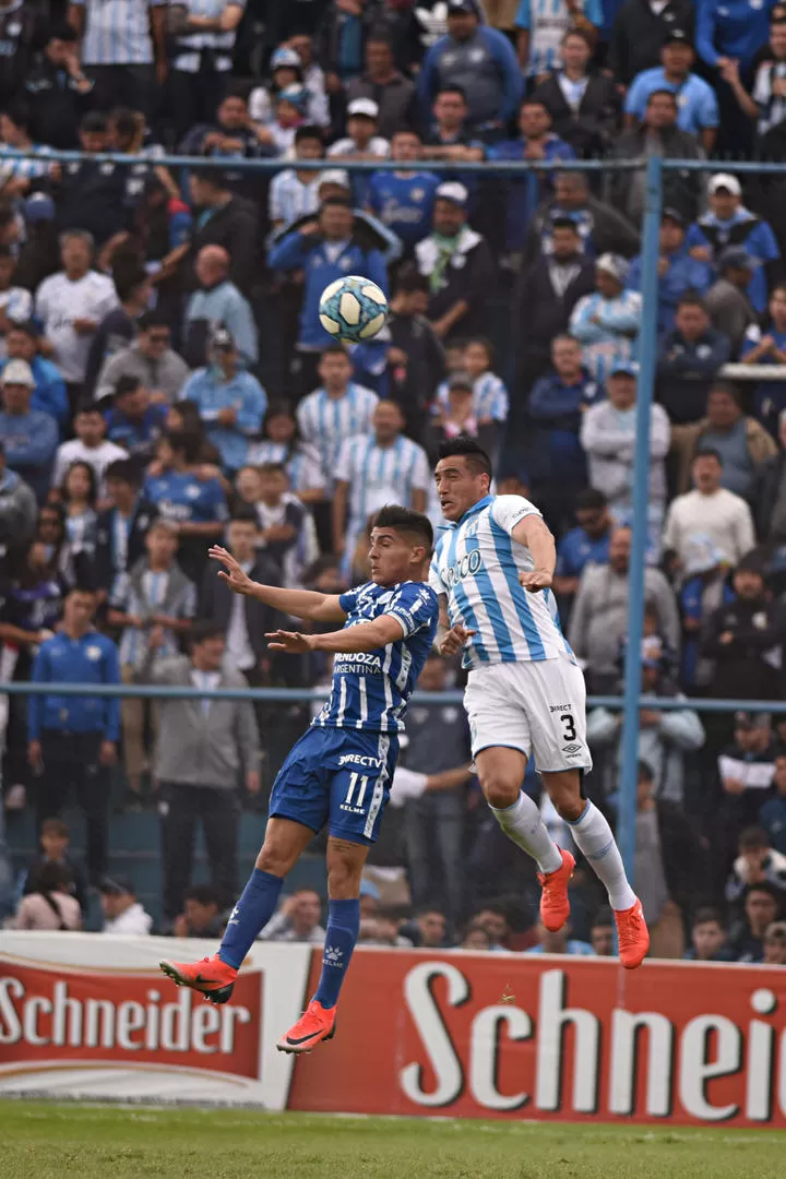 ÚLTIMAS CHARLAS. Zielinski habla con Monzón, Ortiz, Bravo, Díaz, Acosta, Lotti, Bianchi, Cuello, Rojas, Castellani y Lucchetti, los 11 titulares que le ganaron a Godoy Cruz y saldrán a la cancha mañana. la gaceta / foto de Ines Quinteros Orio