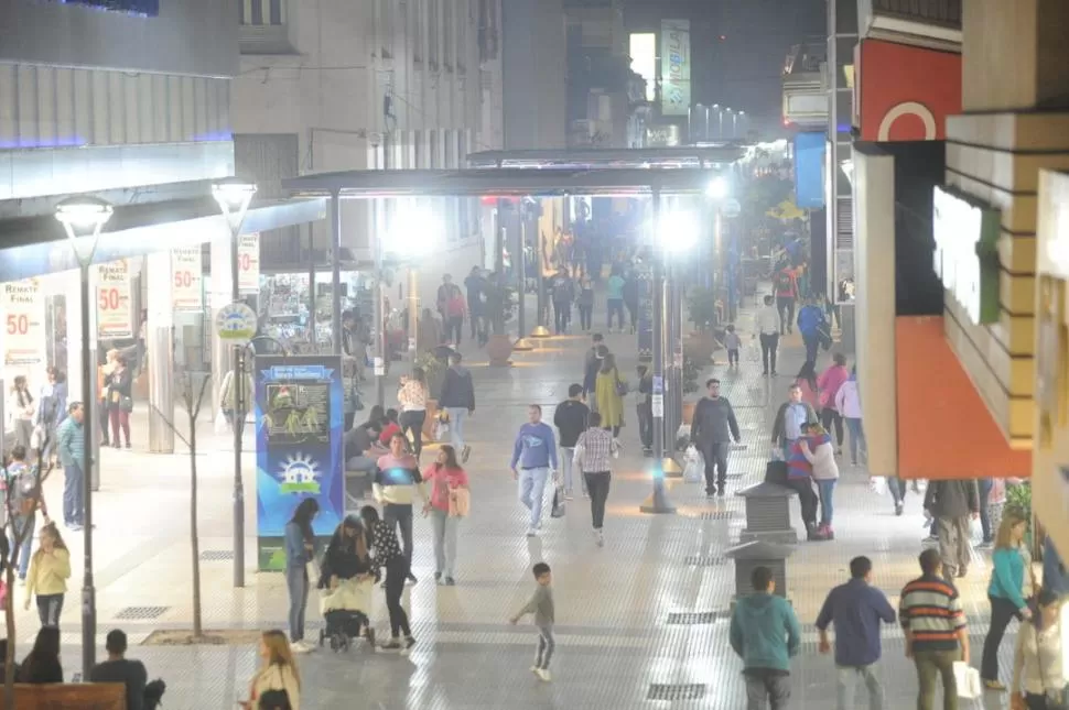 LA CIUDAD HUELE A QUEMADO. La cortina de humo que cubrió la Capital se nota bajo las luces de las peatonales. la gaceta / foto de hector peralta 