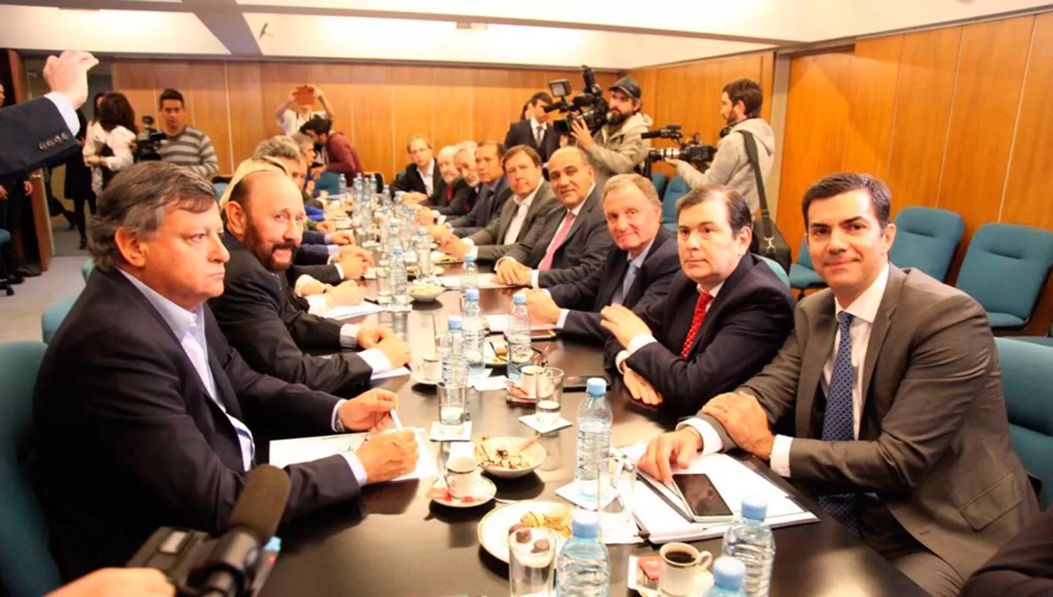 Los gobernadores se habían reunido semanas atrás. 