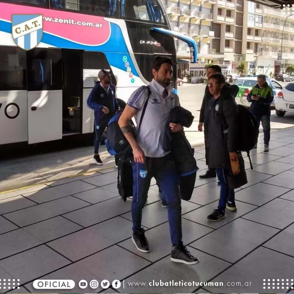 ARRIBO. Lucchetti acaba de bajar del colectivo y hace su ingreso al hotel que alojará a Atlético en Mar del Plata. prensa cat