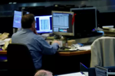 Otra jornada caliente llevó arriba al dólar y al riesgo país