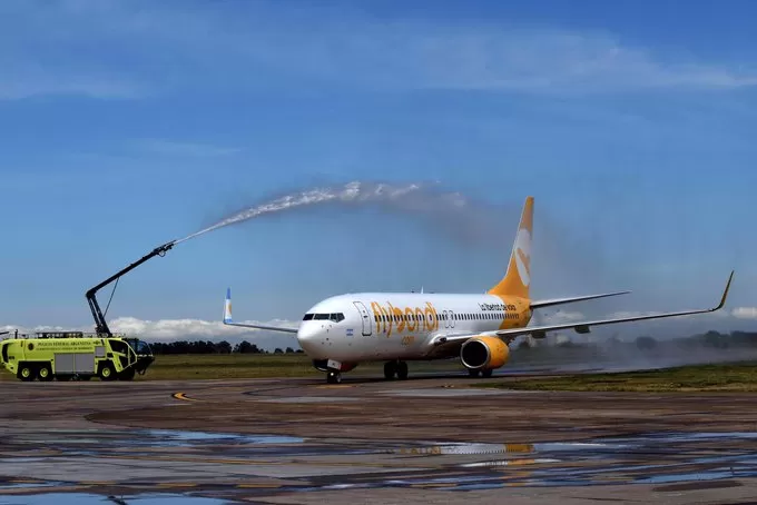 El bautismo de agua de un avión de FlyBondi cuando aterrizó por primera vez en El Palomar.