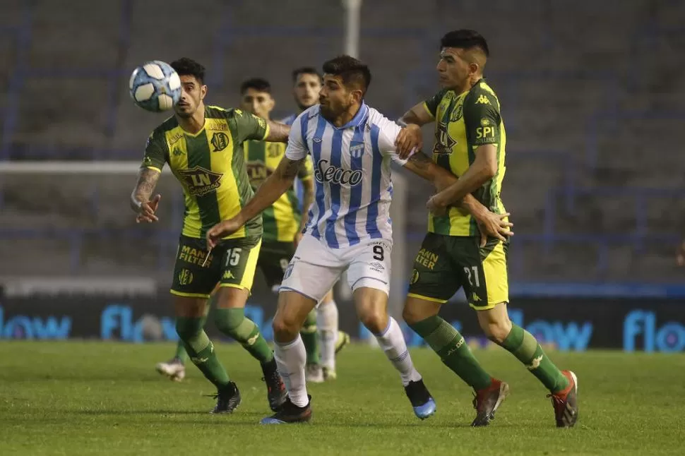 TOCADO, HUNDIDO. Leandro Díaz cubre la pelota ante la marca de Martínez e Iñiguez. Atlético era mejor que Aldosivi, pero a partir del primer gol, se desmoronó foto de diego izquierdo (especial para la gaceta)