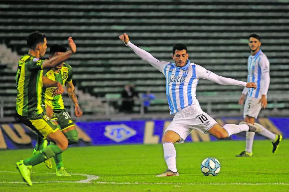 REMATE. Castellani intentó desde afuera pero naufragó en sus intentos como todos los atacantes de Atlético en toda esta temporada.  fotos de diego izquierdo (especial para la gaceta)