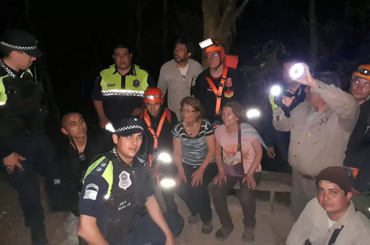 FINAL FELIZ. Las hermanas, con los rescatistas. 