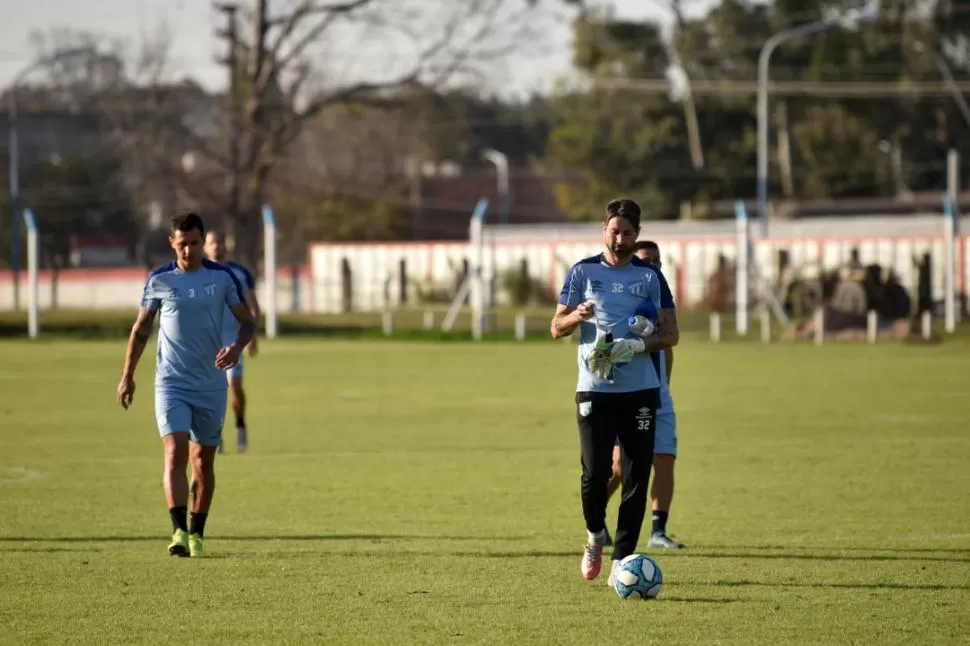 MUY LIVIANO. Bianchi y Lucchetti, titulares ante Aldosivi, entrenaron ayer en el complejo. El arquero está lesionado y no jugaría, pero el defensor seguiría en el equipo. LA GACETA / FOTO DE INÉS QUINTEROS ORIO.-