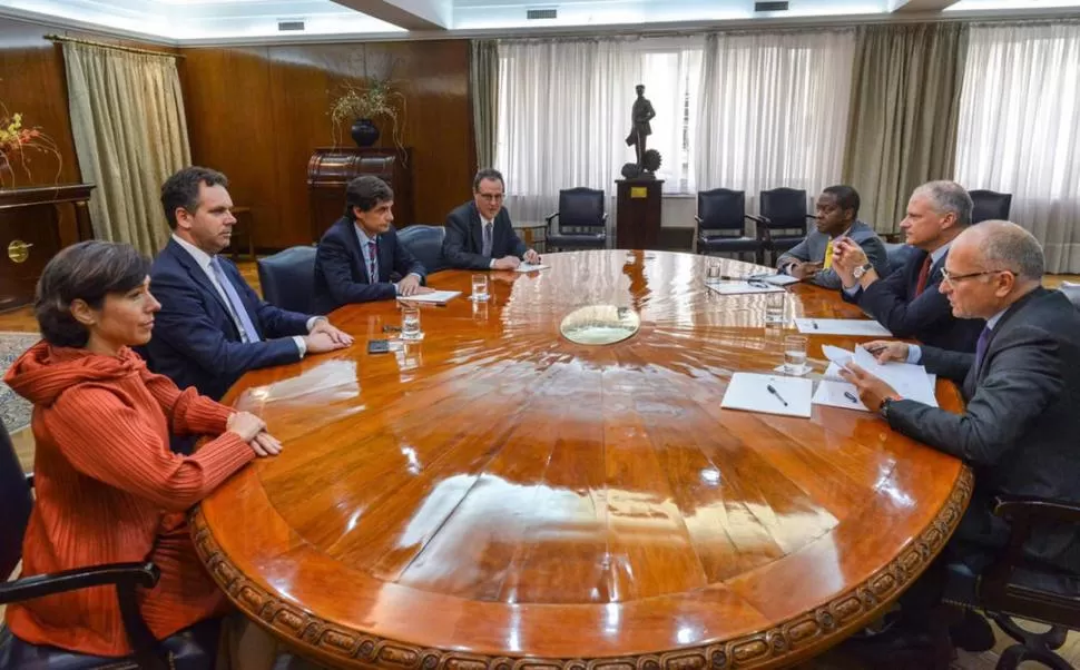 FRENTE A FRENTE. El equipo económico (izquierda), cuando se reunió con la misión del FMI. El organismo analizará el pedido de renegociación. telam 