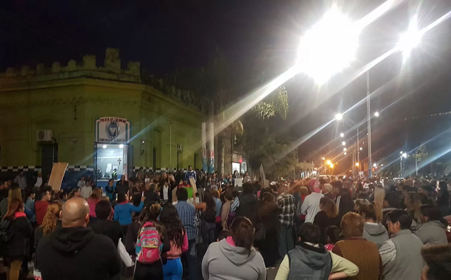 PIDEN SEGURIDAD. Los vecinos se manifestaron frente a la comisaría de Alderetes.