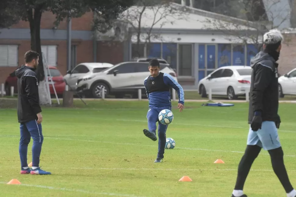 VUELVE A SU POSICIÓN. Acosta, en principio, volvería a jugar como volante por derecha, el domingo ante Arsenal. la gaceta / foto de Analía Jaramillo (archivo)