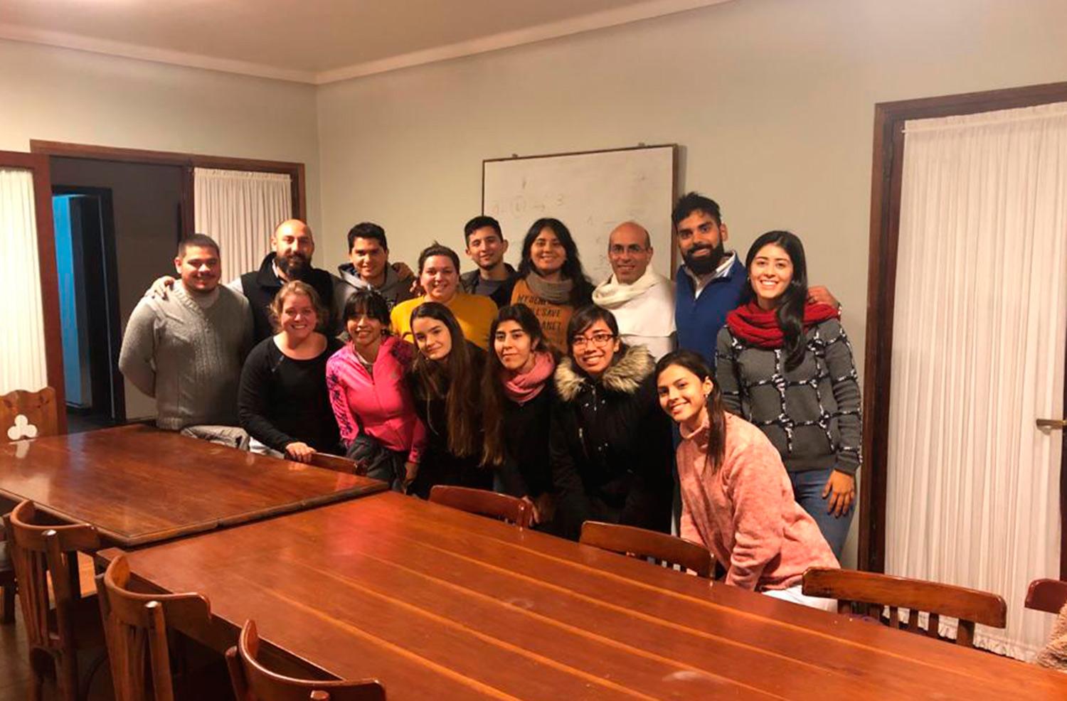 EQUIPO. Los chicos antes de salir a recorrer los hospitales, siempre felices.