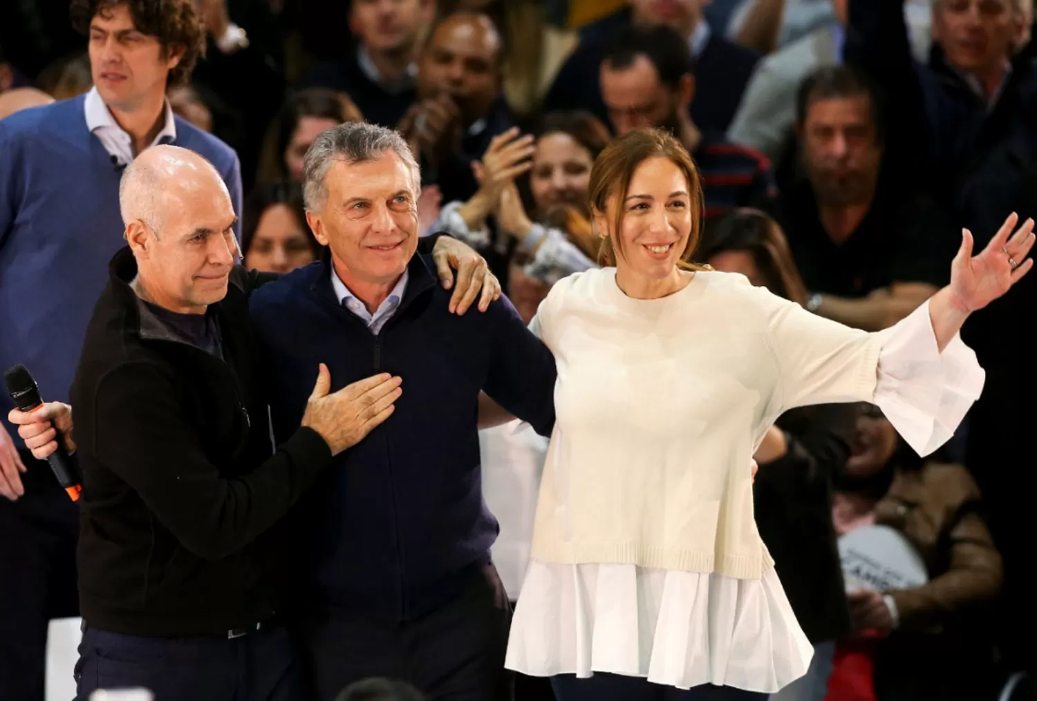 ANTES DE LAS PASO. Rodríguez Larreta, Macri y Vidal se abrazan el 6 de agosto. Ahora, cada uno lleva adelante su plan proselitista por separado.