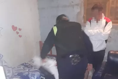 Acosaba por teléfono a una compañera de colegio de su hija, de 12 años