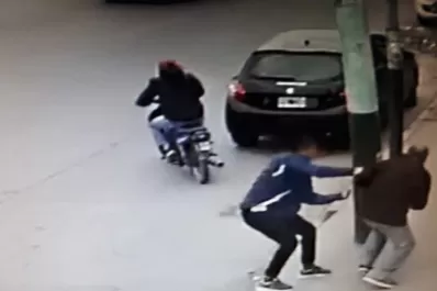 Video: motochorros atacaron a un hombre cuando esperaba el colectivo