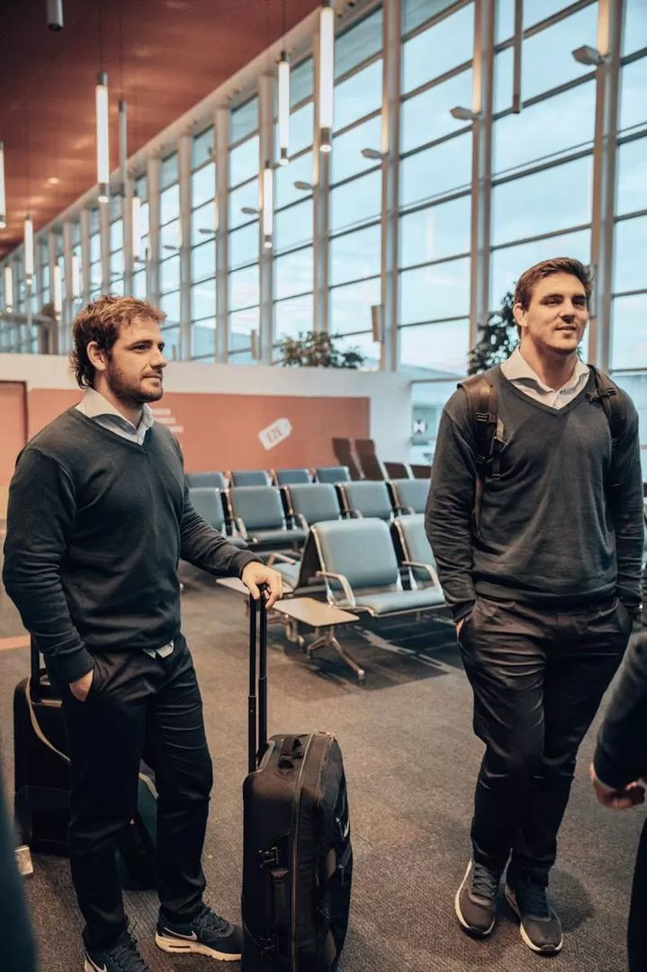 ANSIEDAD. Nicolás Sánchez y Pablo Matera a punto de embarcar en Ezeiza. twitter@lospumas