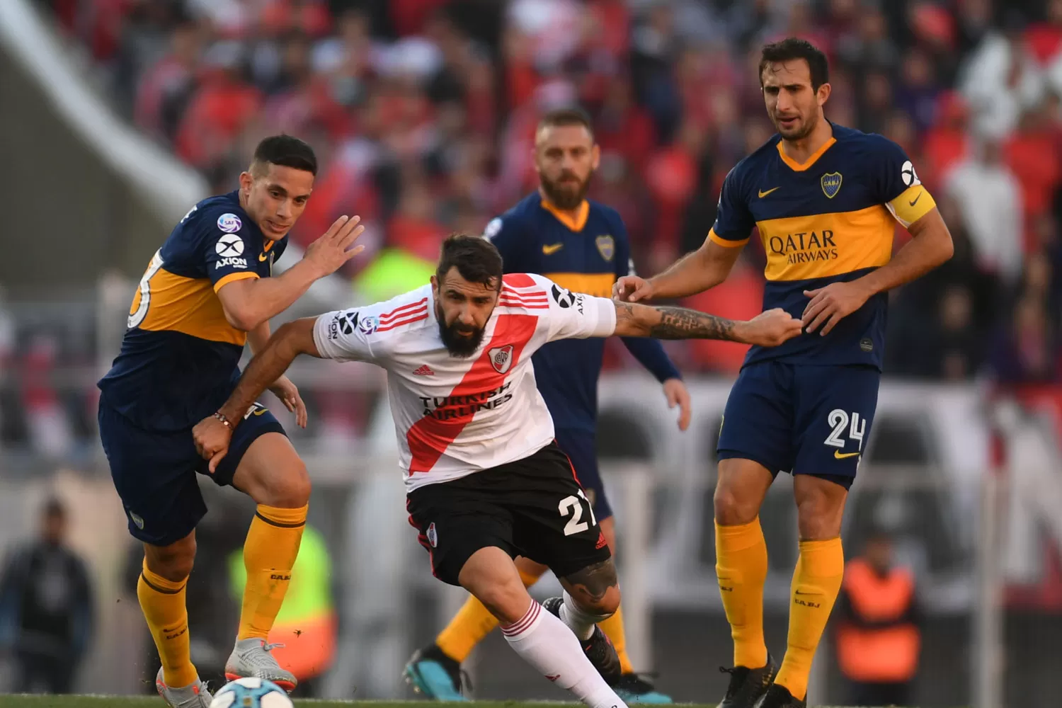 LUCHÓ, PERO... Pratto no estuvo fino con el balón, ni para patear al arco ni para pasárselo a sus compañeros. TÉLAM