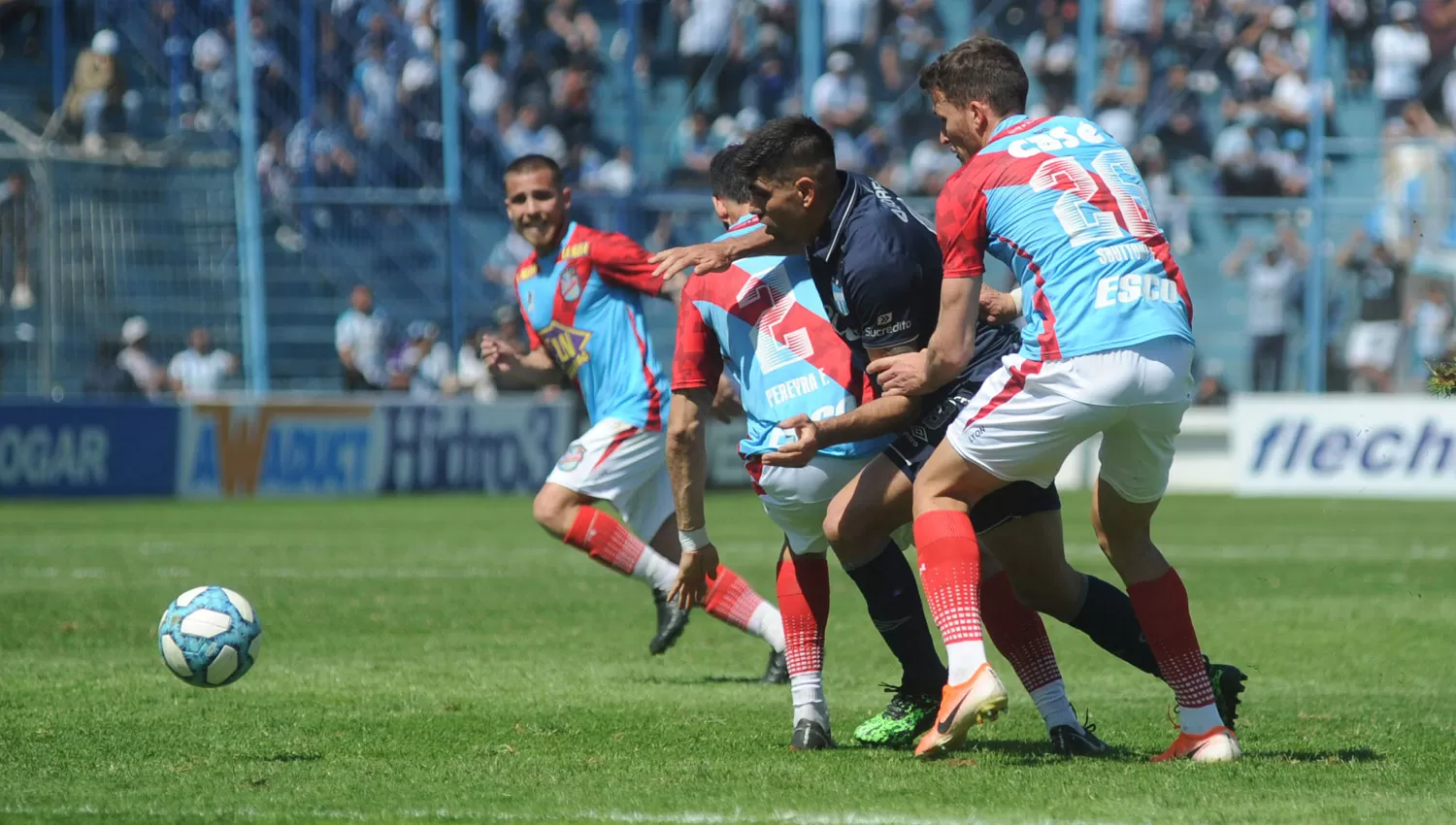 CONTRA TODOS. Díaz lidió casi todo el partido contra toda la defensa de Arsenal.