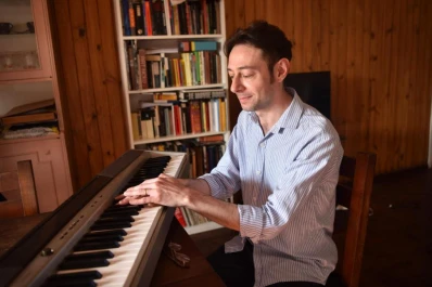 Detrás de la pantalla: así trabajan quienes componen música para cine y TV en Tucumán