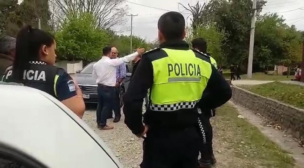 MOMENTO. Discusión entre el funcionario Saab y el abogado de la familia que ocupa el terreno en conflicto.  