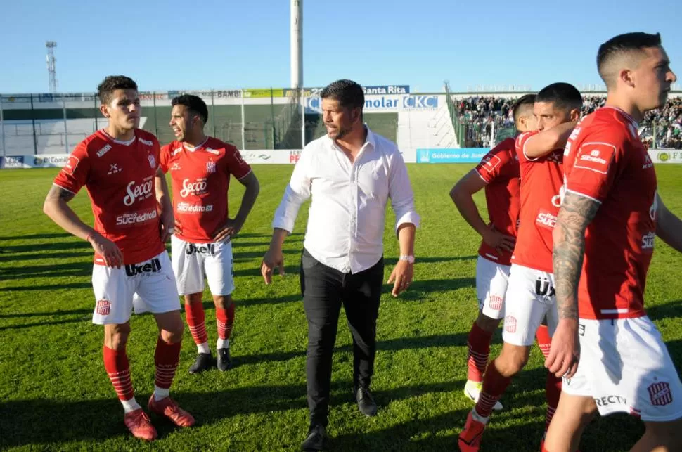 CARAS LARGAS. Gómez intenta levantarles el ánimo a sus jugadores luego del pitazo final. El “Santo” fue una sombra y los rostros de los futbolistas demostraron que no estaban conformes con su actuación. foto de FACUNDO GRECCO (especial para la gaceta)