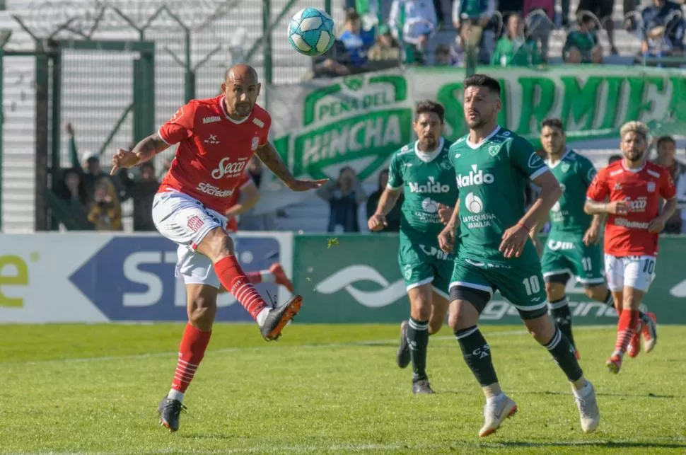 ZAFÓ DEL APLAZO. Mercier, sin mostrar el nivel del pasado domingo, fue lo mejor que mostró San Martín contra Sarmiento. foto de FACUNDO GRECCO(especial para la gaceta)