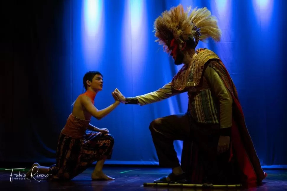 GRAN DESPLIEGUE. La obra reúne canciones, actuación y baile. FOTO DE FULVIO RIVERO.-