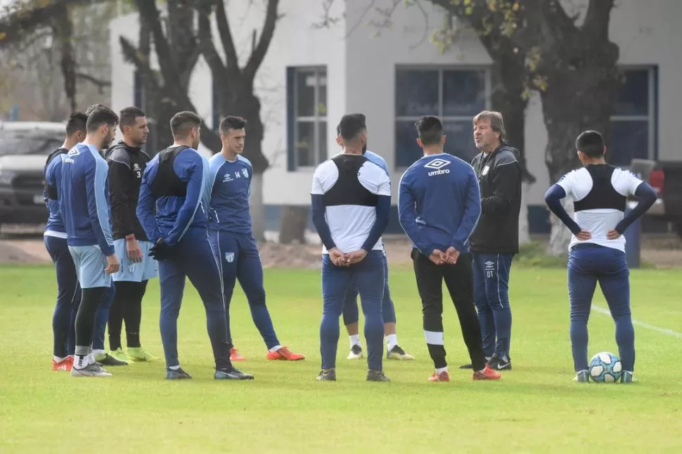 A PENSAR BIEN Y A LEVANTARSE. Zielinski charla con algunos de sus dirigidos durante un entrenamiento en Ojo de Agua. El entrenador y el plantel necesitan reaccionar ante la dura derrota en Mar del Plata. la gaceta / foto de Analía Jaramillo