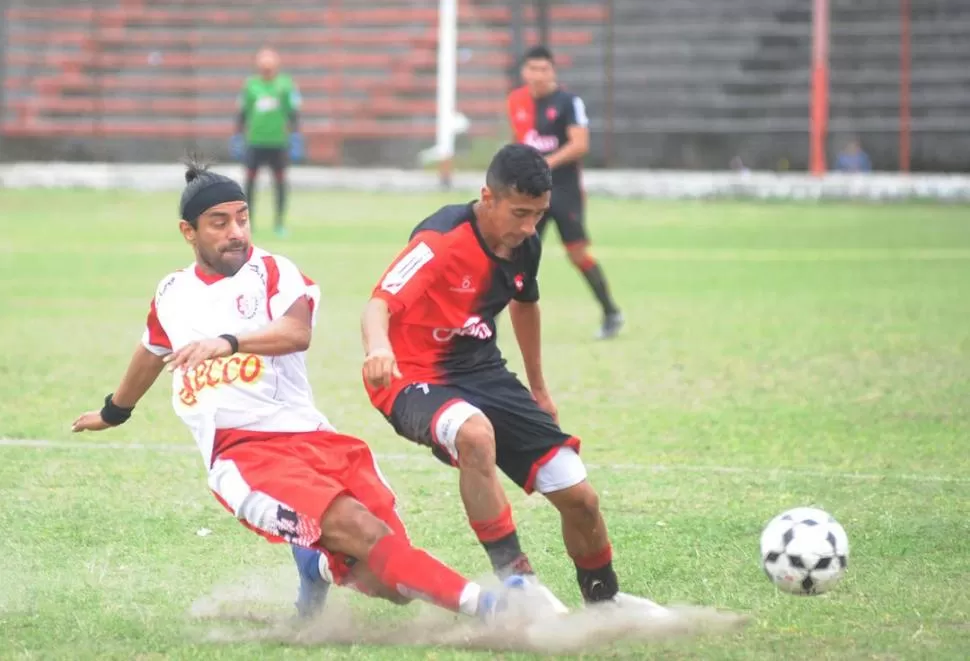 ÁSPERO. Ramón Lizárraga (Sportivo Guzmán) barre a Gonzalo Aguirre (Amalia). la gaceta / foto de hector peralta