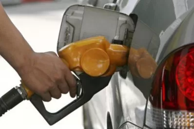 Liberan los precios de combustibles en el mercado mayorista, pero mantienen congelado el minorista