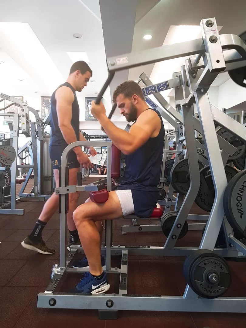 FIERROS. El tucumano Ramiro Moyano en el gimnasio junto a Emiliano Boffelli. prensa uar