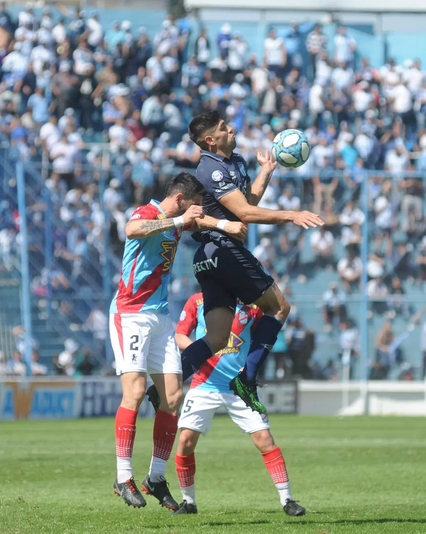 LUCHADOR. Díaz salta ante Pereyra, de Arsenal. El delantero se puso el ataque del equipo al hombro en los segundos 45’. la gaceta / foto de Antonio Ferroni