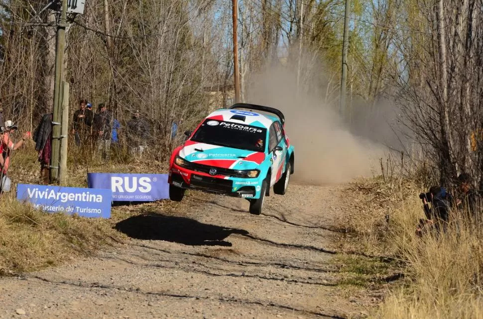 QUÉ SALTO. Gerónimo Padilla se eleva en el terreno neuquino con su VW Polo, máquina con la que clasificó 3° en Maxi Rally. foto gentileza marcelino mercado 